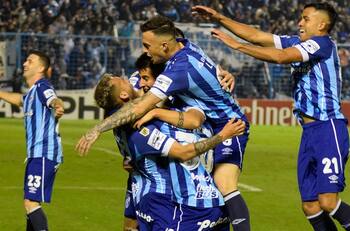 Los cuatro viejos conocidos del fútbol chileno que ahora brillan en Atlético Tucumán, sorprendente líder de Argentina
