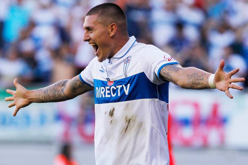 Nicolás Castillo celebran un gol con la camiseta de la UC. Foto: Aton
