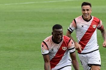Volvió el gol a España: Luis Advincula marcó en el regreso de Rayo Vallecano