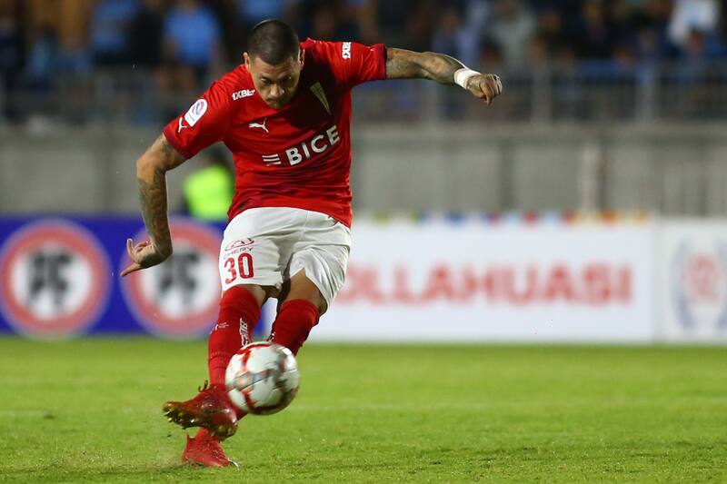 lanzando un tiro libre.