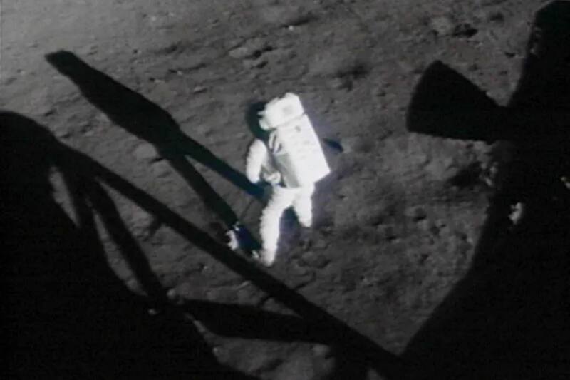 Neil Armstrong tomando muestras del suelo lunar.