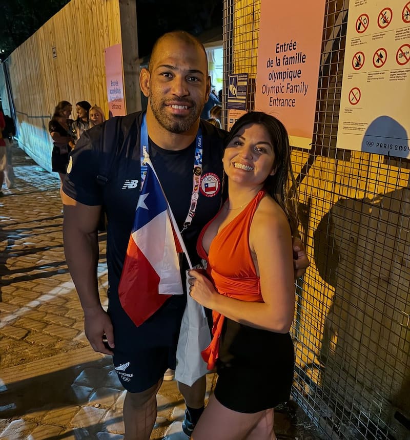 Rommina Sepúlveda viajó hasta París para alentar a Yasmanni Acosta en la final de la lucha grecorromana, donde el chileno logró la medalla de plata. (Foto: Instagram: romminase)