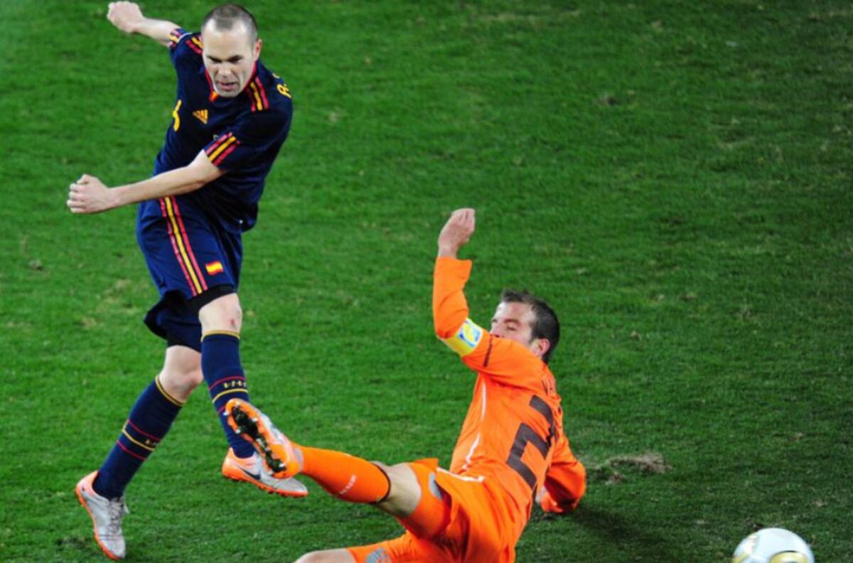 Andrés Iniesta y su estatua desnuda: "Gracias por ponerme pantalones"