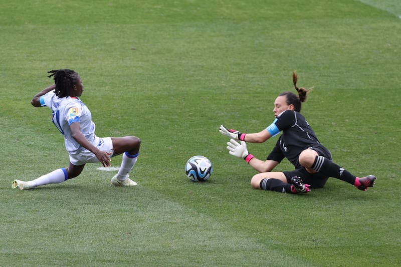 El arco de La Roja está seguro por muchos años con Christiane Endler. Foto: FIFA.