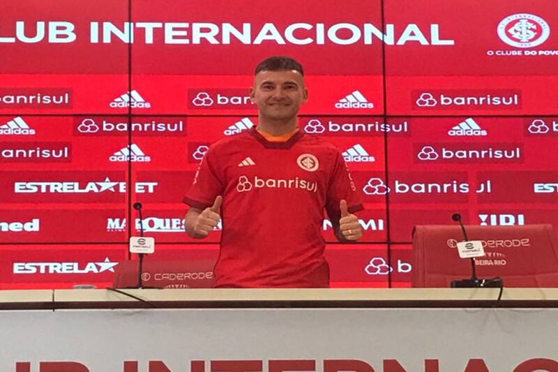 Charles Aránguiz, presentado oficialmente como jugador de Inter de Porto Alegre.