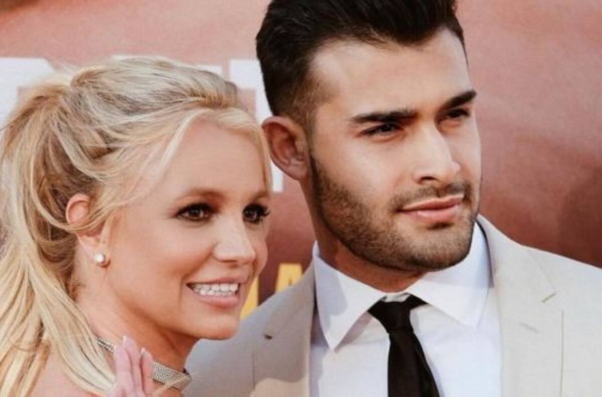 El novio de Britney Spears, Sam Asghari, vistió una camiseta que decía #FreeBritney antes de la audiencia