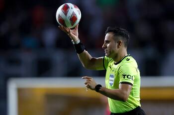 Los 8 cambios en las reglas del fútbol que se votan este sábado: desde tarjeta azul y Body Cam