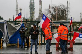 Trabajadores subcontratados de la Enap se manifiestan por tercer día consecutivo en Biobío