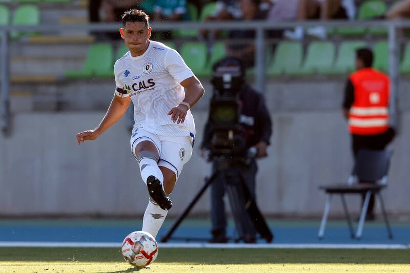 El defensa central registra pasos por Unión La Calera (Primera B); Deportes Santa Cruz (Tercera B, Tercera A, Segunda y Primera B); Unión San Felipe (Primera B); y San Luis de Quillota (Primera División).