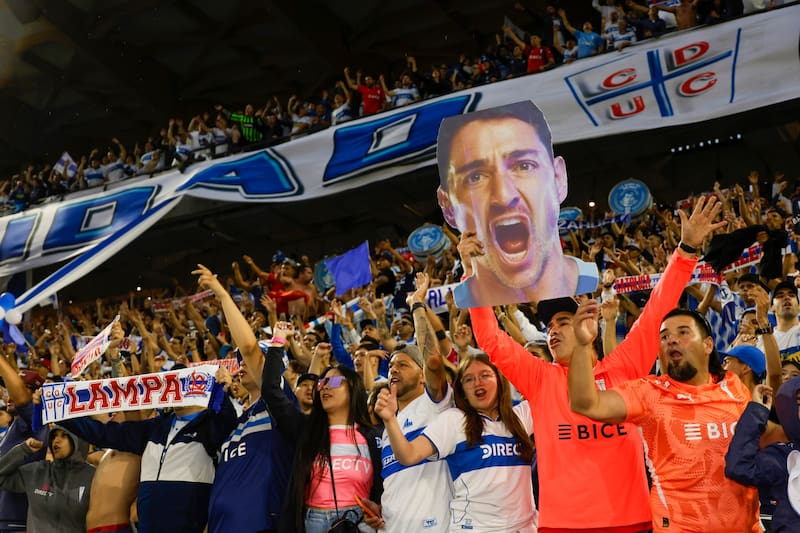 Hinchas de la UC agotaron dos abonos para la temporada 2026. Foto: Agencia ATON.