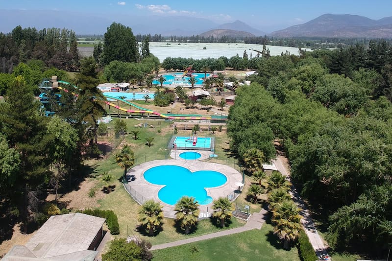 El recinto ofrece piscinas para niños y adultos emplazadas en medio de la naturaleza, que son ideales para una escapada antes de marzo. Créditos: Aquabuin.