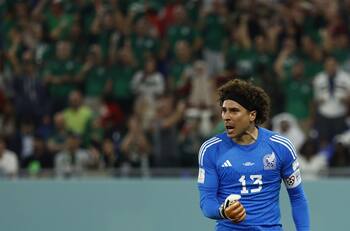 VIDEO| ¿Había que repetirlo? Así fue el penal que Guillermo Ochoa le tapó a Robert Lewandowski en Qatar 2022