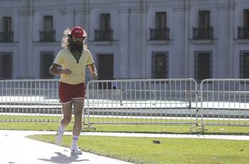 VIDEO | "Forrest Gump chileno" aparece corriendo alrededor del edificio de la Convención Constitucional