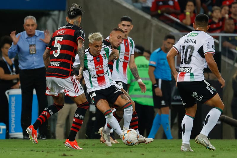 jugando contra Palestino en Libertadores. Foto: EFE