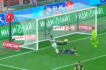 Evgenii Chernov protagonizó la jugada del año al evitar el gol dos veces