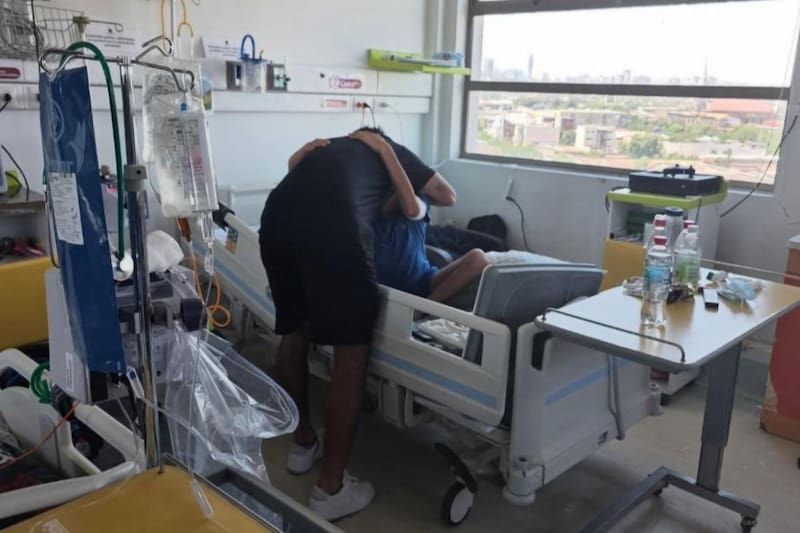 El defensor albo visitó a un niño, cuyo sueño era conocerlo. Foto: Fundación Ruta del Hincha.