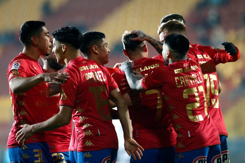 El cuadro hispano apunta a futbolista uruguayo para reemplazar a Octavio Rivero.