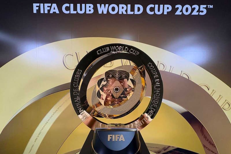 El renovado trofeo del Mundial que se juegan en la final.