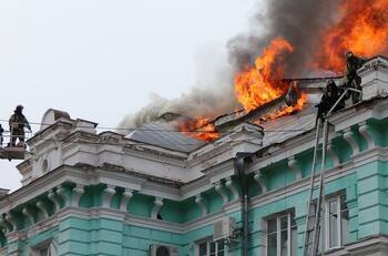 "Había que salvar a esa persona": cirujanos realizaron operación a corazón abierto mientras hospital se incendiaba