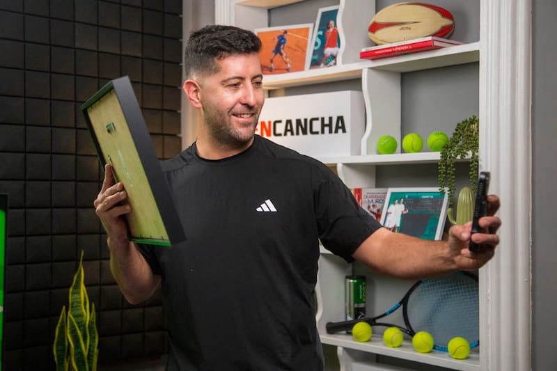 El extenista chileno en los estudios de En Cancha tras conversar en el podcast Raquetas y Palas. Foto: En Cancha.