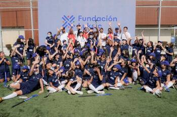 Fundación Luksic inaugura su programa de Escuelas de Hockey para niñas en Independencia, Peñalolén y Lo Prado