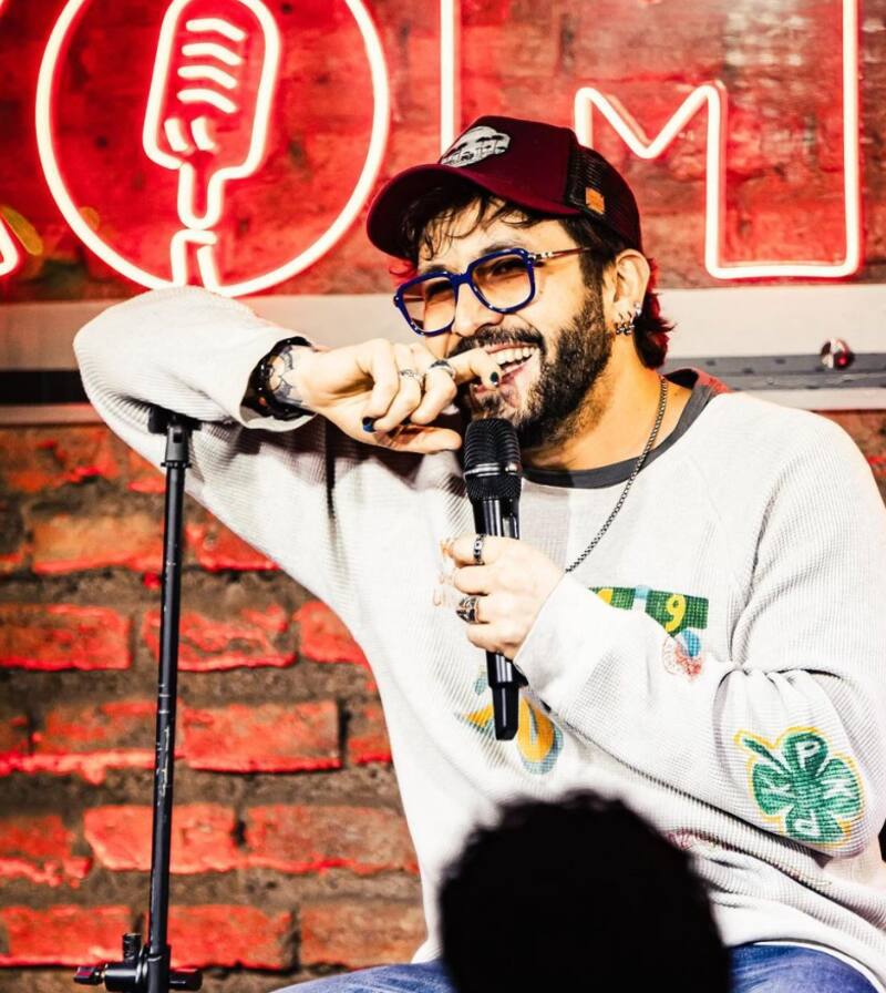 Edo Caroe es humorista.