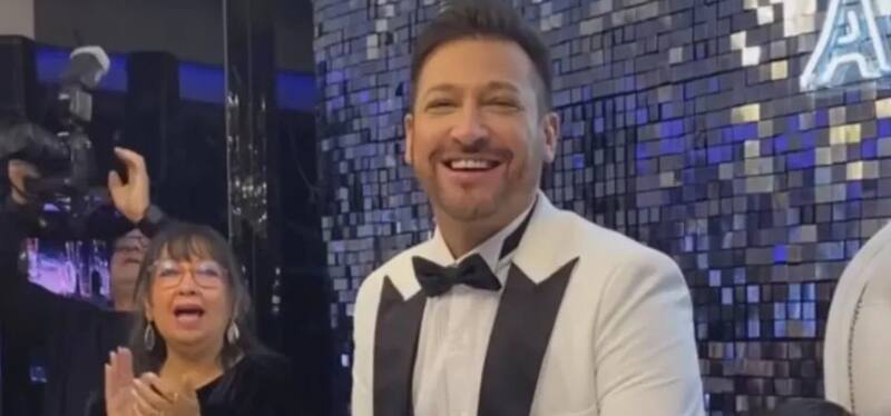 El cantante celebró su cumpleaños en medio de la polémica.