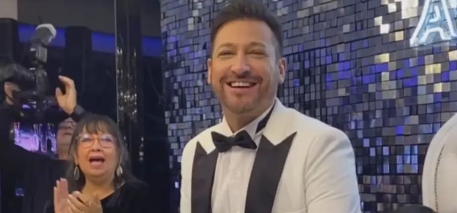 El cantante celebró su cumpleaños en medio de la polémica.