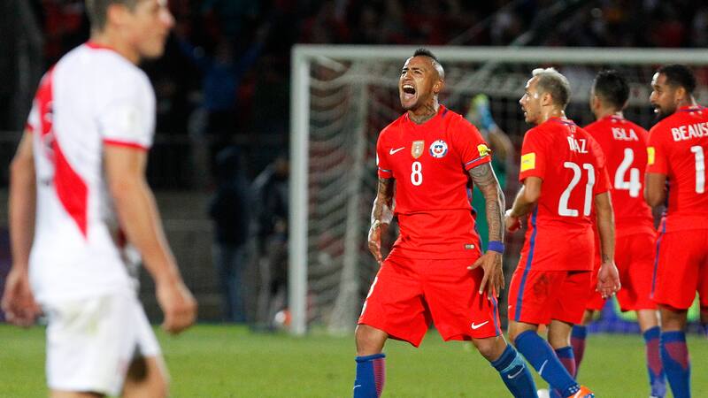 “Lo detesto, nos tiene de hijos”: en Perú reaccionan al regreso de Arturo Vidal a la Selección Chilena