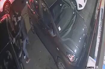 VIDEO | Carabinero de franco frustró a balazos el robo de su auto: Un asaltante está en riesgo vital