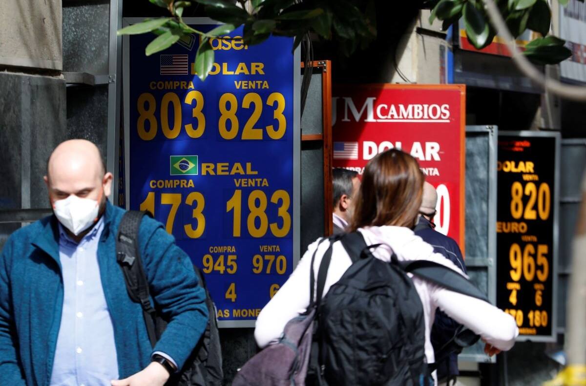 Dólar presentó leve alza y cerró en $813,8 este jueves 4 de noviembre