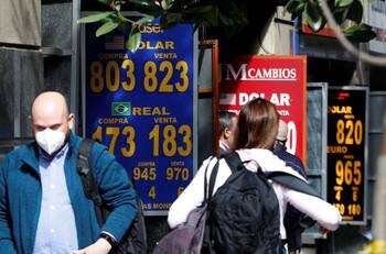 Dólar presentó leve alza y cerró en $813,8 este jueves 4 de noviembre