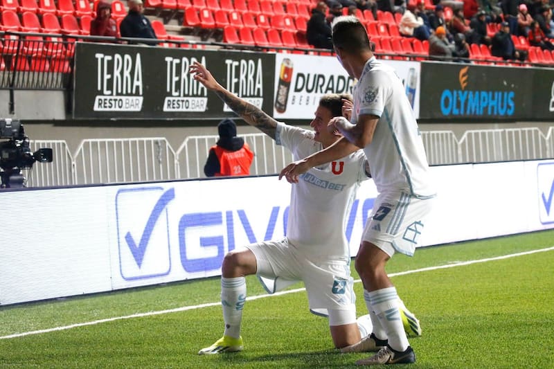La U venció por 3-1 a La Calera para afianzarse en el primer lugar de la tabla. Foto: Agencia Aton.