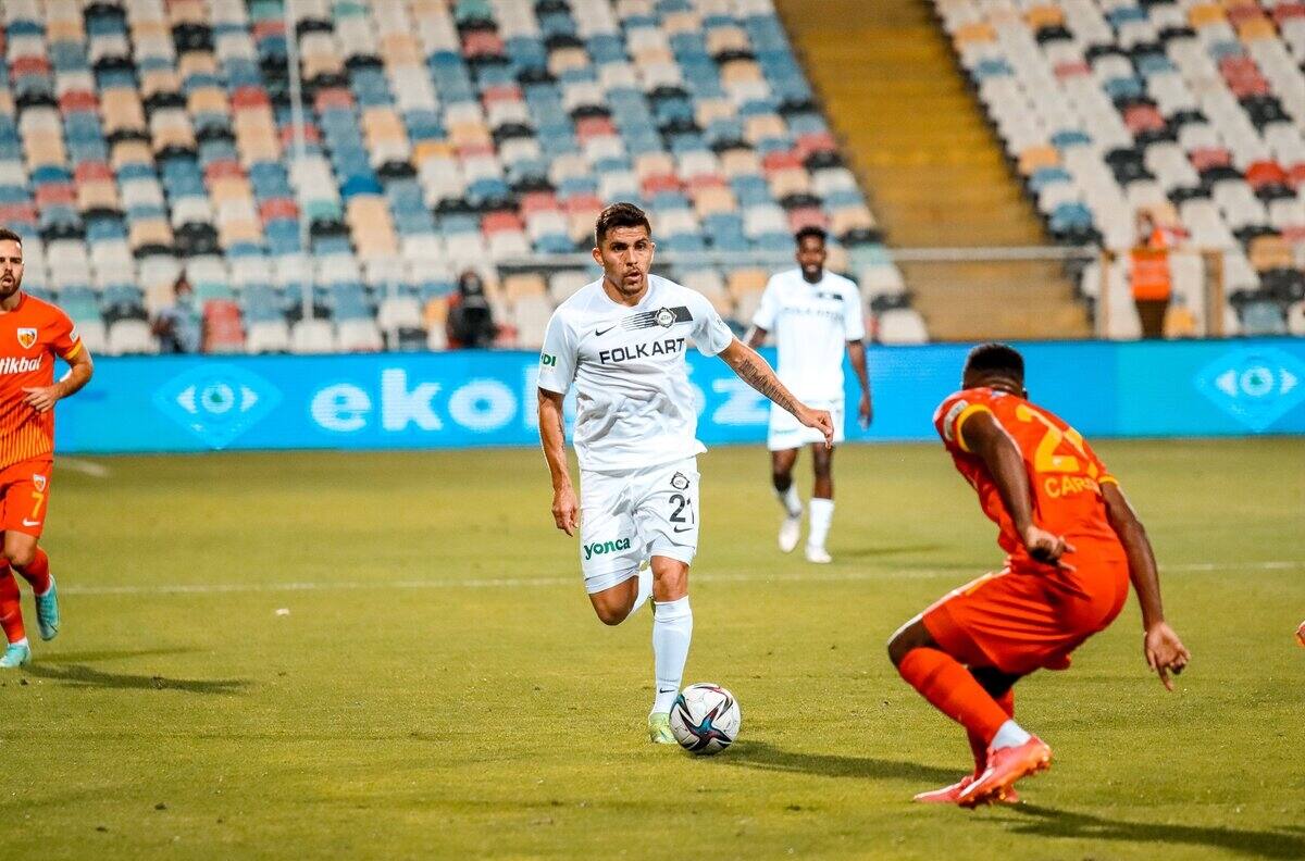 VIDEO: César Pinares le robó la pelota al arquero y se lució con una asistencia en su debut en el Altay