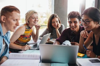 Las 10 empresas de retail preferidas por los universitarios para trabajar: Falabella y Walmart están entre los primeros lugares
