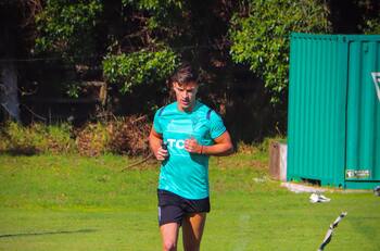 Entrevista| Tuvo tres tumores en su rodilla y pensó en el retiro: El atacante al que Santiago Wanderers acogió para recuperarse