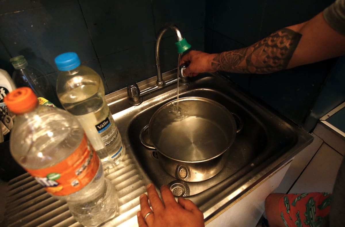 Aguas Andinas descartó corte de agua tras mejoras en las condiciones del río Maipo
