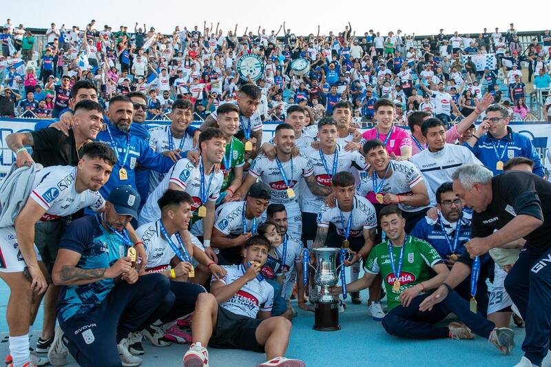 Melipilla ganó el título de Segunda División y volverá a Primera B. Fotos: Felipe Escobedo