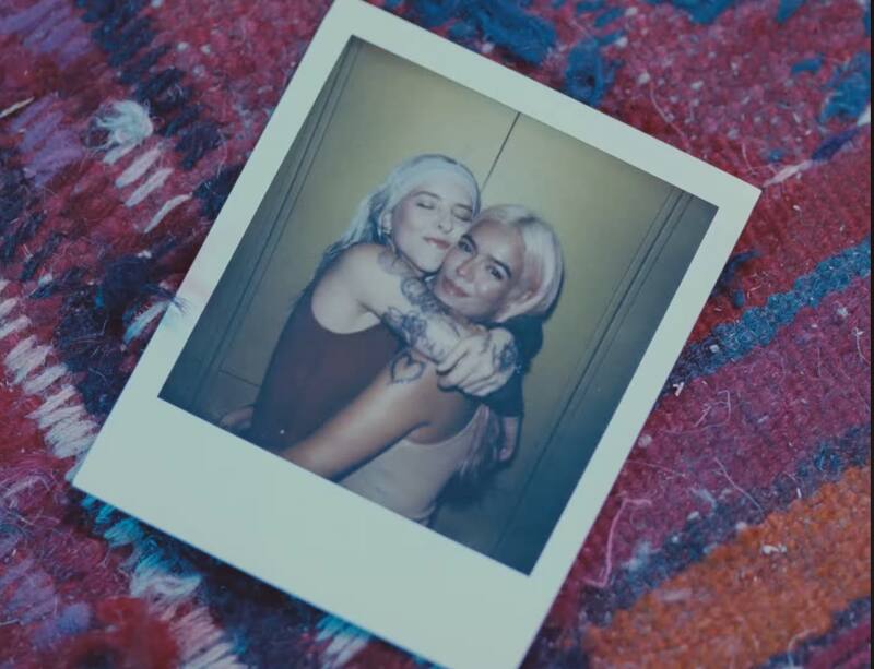 Karol G y Young Miko en el video "Contigo".