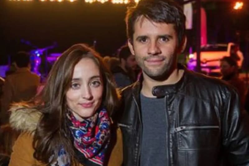 Ambos protagonizan un privado romance.