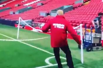 Guardia del Liverpool imitó recordada jugada de Alexander-Arnold a Barcelona