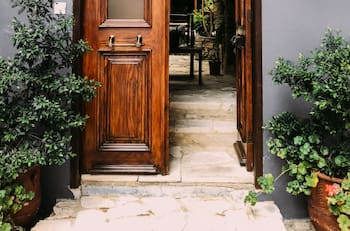Esto es lo que debes hacer con la puerta de tu hogar: el secreto de la fortuna según el Feng Shui