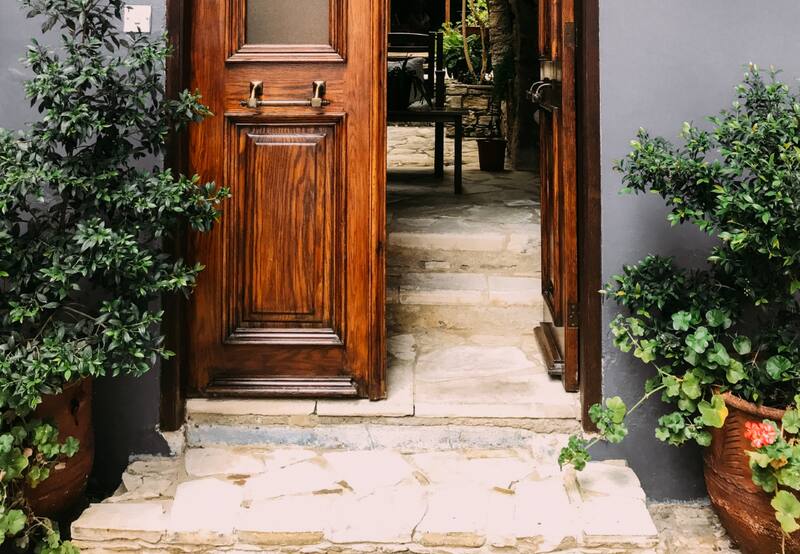 La puerta de entrada a tu casa es mucho más que una simple entrada. Según el Feng Shui, por dicho portal también entran la abundancia y los problemas, así que hay que cuidarla. | Foto: Befunky