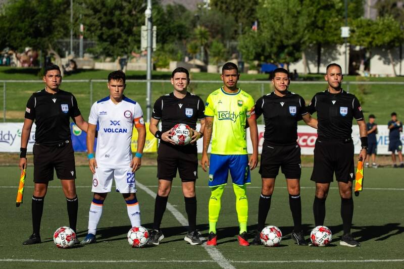 Gerson Garate, delantero del cuadro del sur de la capital, con la jineta de capitán. Foto: Constanza Castro.