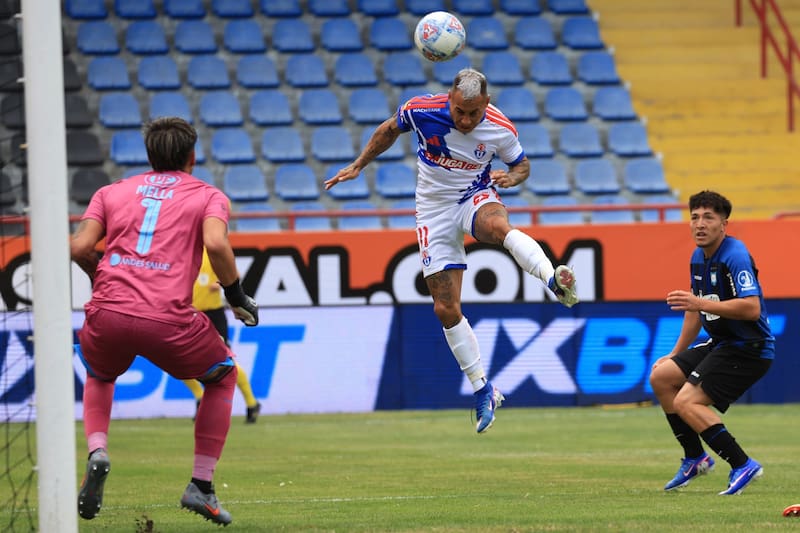 Turboman con la camiseta de la U. Foto: Agencia Aton.