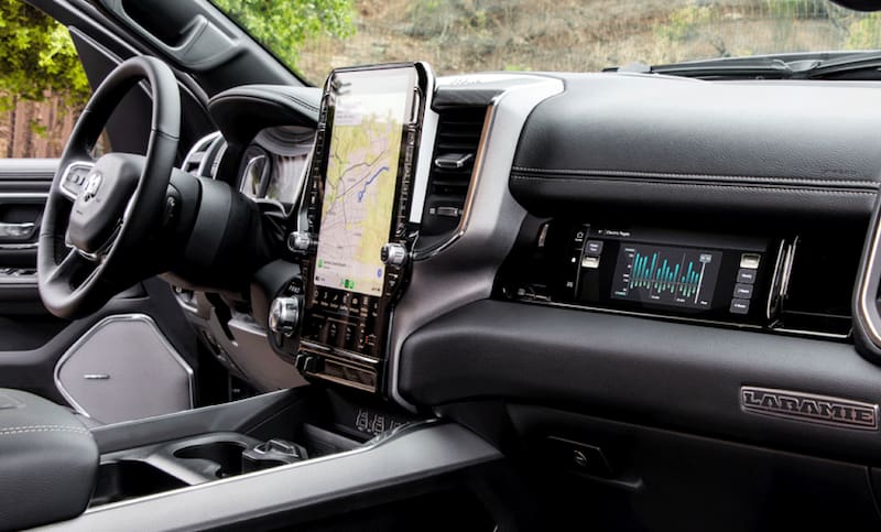 El cantante de música tropical tiene un Ram 1500 de alta tecnología.