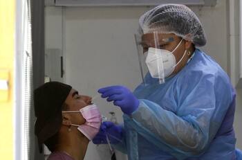 Covid-19: Minsal reporta que cantidad de casos activos en Chile supera capacidad del Estadio Nacional