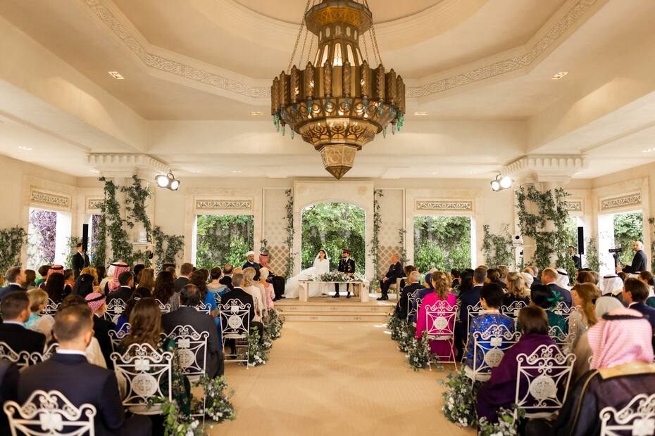 El heredero al trono hachemita y Rajwa Al Saif contrajeron matrimonio en una ceremonia que se llevó a cabo en los jardines del palacio de Zahran, en Amán.