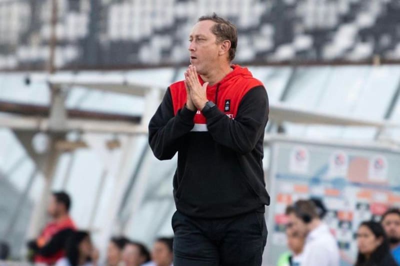 El entrenador Luis Mena dirigiendo su último partido en el equipo femenino de Colo Colo. (Foto: @colocolofemenino)