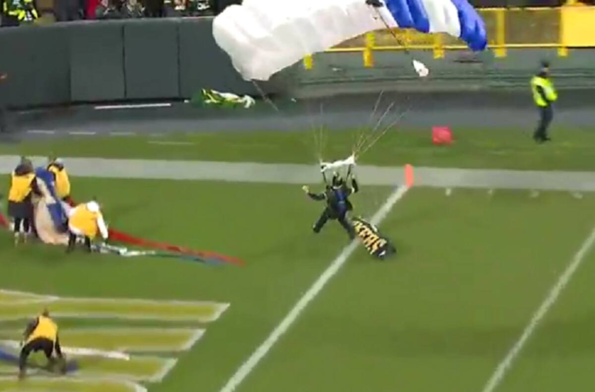 Paracaidista cayó en medio de partido de Carolina Panthers y se estrelló contra el muro